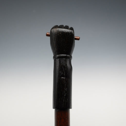 Bastón de madera marrón estilo vintage con mango tallado en forma de puño cerrado, 89 cm