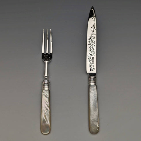 1909 年英國古董白色珍珠貝柄甜點餐具一對,裝在 Josiah Williams 盒中