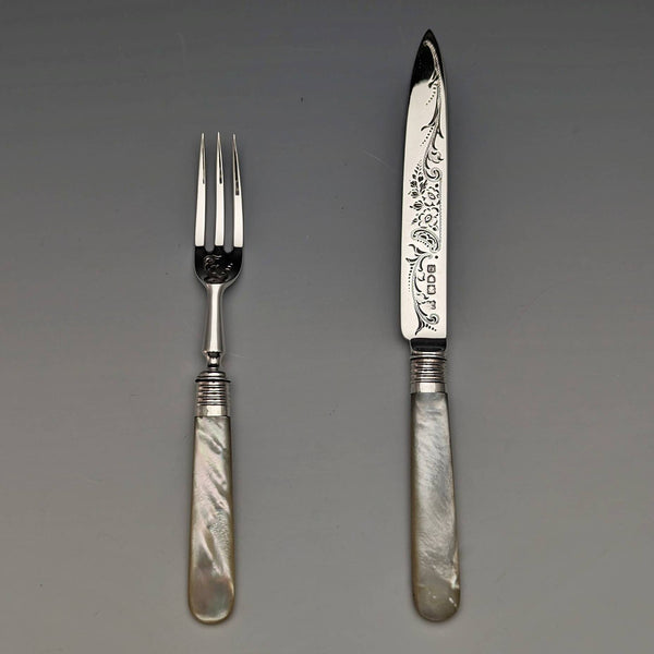 1909 年英國古董白色珍珠貝柄甜點餐具一對,裝在 Josiah Williams 盒中