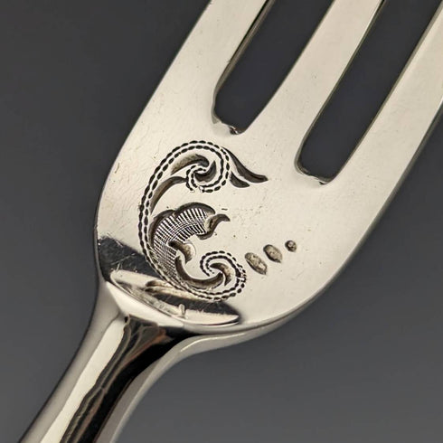 1909 年英國古董白色珍珠貝柄甜點餐具一對,裝在 Josiah Williams 盒中