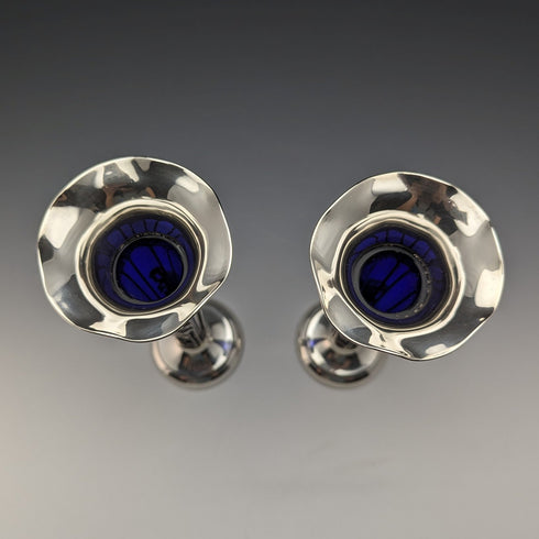 1905年 英国アンティーク 純銀製 花瓶ペア 一輪挿し コバルトガラスインナー Williams Ltd