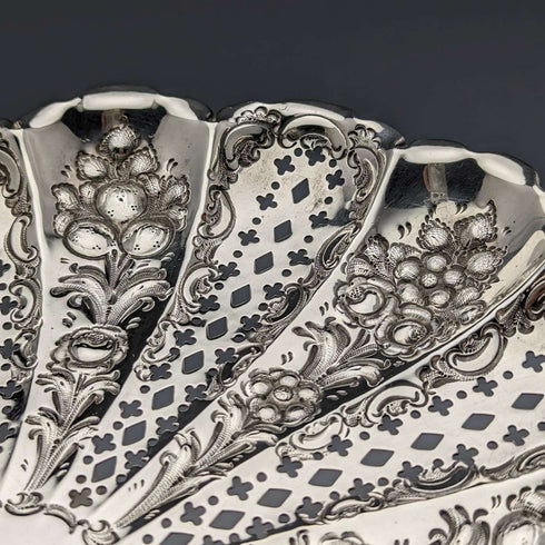 1895 British antique sterling silver shell dish with legs 238g James Dixon