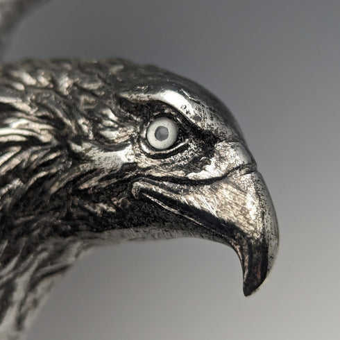 復古銀色鷹雕像木底座