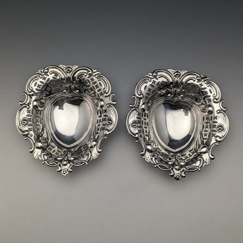 1895年 英国アンティーク 純銀製 脚付きボンボンディッシュペア 128g William Hutton