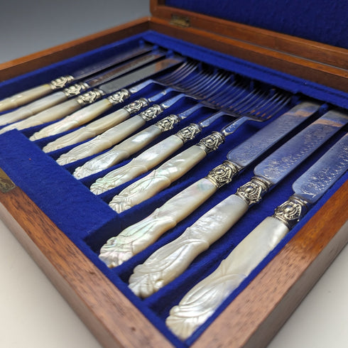 19世紀後半 英国アンティーク 彫刻白蝶貝ハンドル デザートカトラリー6ペアセット 木箱入り