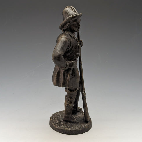 復古青銅人持槍雕像