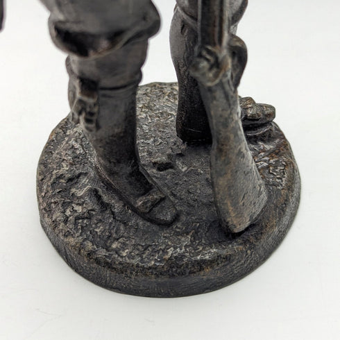 復古青銅人持槍雕像