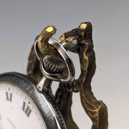 1920 年代黃銅椅子懷錶架灰色床單