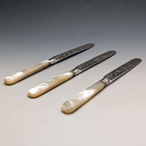 1880 年英國古董雕刻白色珍珠手柄甜點刀 x3 斯托克斯和愛爾蘭