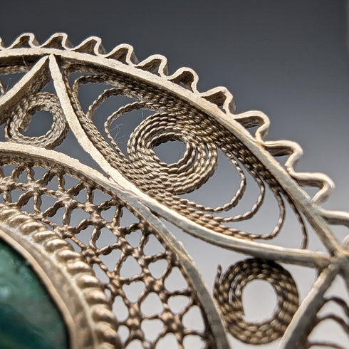 英國復古綠寶石和花絲銀胸針