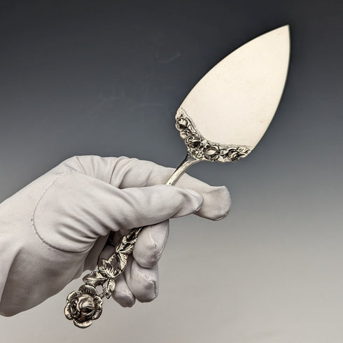 古董 800 銀糕點盤,附玫瑰雕塑