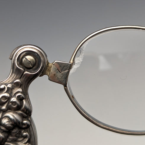米国アンティーク 純銀製 アール・ヌーヴォー装飾 携帯用折りたたみ式眼鏡 ロニエット