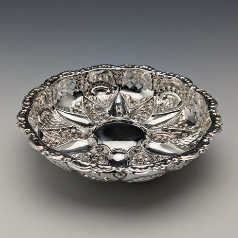 1902年 英国アンティーク 純銀製 花装飾 ディッシュ 43g Walker and Hall
