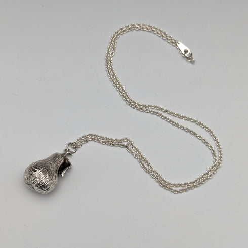 1976年 英国ヴィンテージ 純銀製 洋梨型ペンダント & 純銀製ネックレス