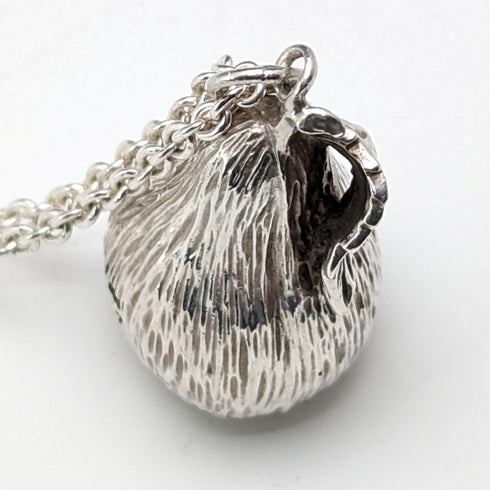 1976年 英国ヴィンテージ 純銀製 洋梨型ペンダント & 純銀製ネックレス