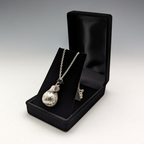 1976年 英国ヴィンテージ 純銀製 洋梨型ペンダント & 純銀製ネックレス