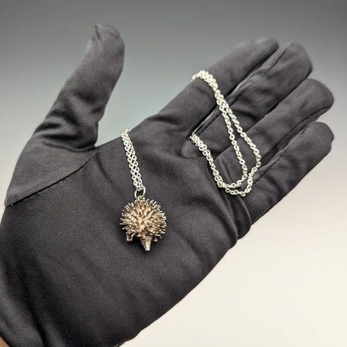 英国ヴィンテージ ハリネズミ型チャームペンダント & 純銀製ネックレス