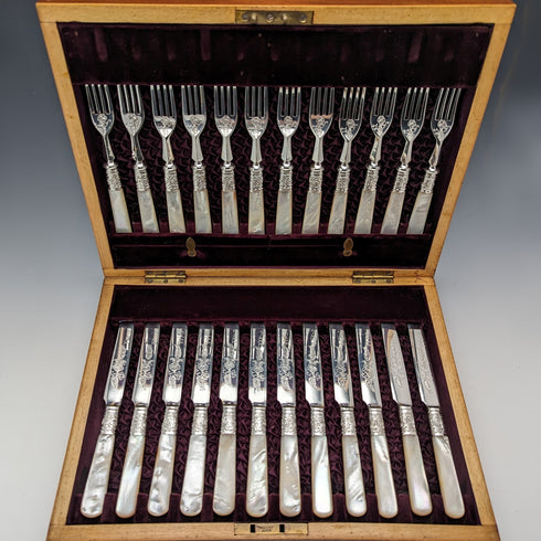约1898年 英国古董 白蝶贝手柄甜点餐具12套(带木盒)