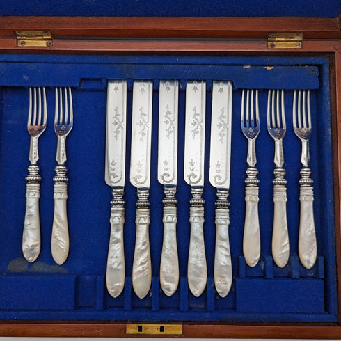 Juego de 5 pares de cubiertos para fruta de la época victoriana (c. 1870), con mangos de nácar tallado, en su caja de madera original, por Martin Hall.