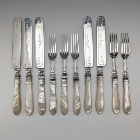 Juego de 5 pares de cubiertos para fruta de la época victoriana (c. 1870), con mangos de nácar tallado, en su caja de madera original, por Martin Hall.
