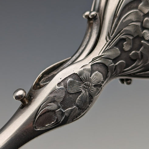 米国アンティーク 純銀製 細密装飾 携帯用折りたたみ式眼鏡 ロニエット チェーン付き