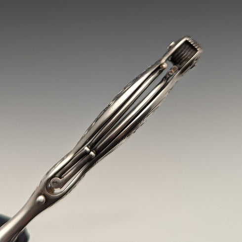 米国アンティーク 純銀製 細密装飾 携帯用折りたたみ式眼鏡 ロニエット チェーン付き