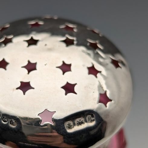 1910年 英国アンティーク クランベリーガラス 純銀蓋 シュガーキャスター Hukin&Heath