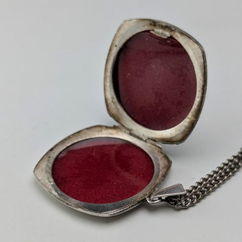 1977 British Vintage Sterling Silver Locket Pendant & Necklace JAC
