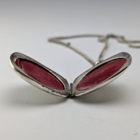 1977 British Vintage Sterling Silver Locket Pendant & Necklace JAC