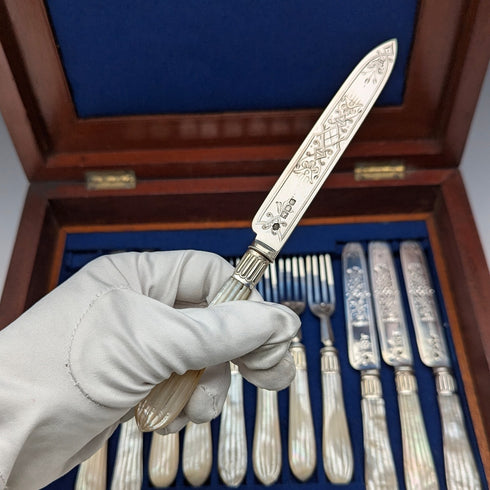 1906年 英国アンティーク 彫刻白蝶貝ハンドル 純銀ブレード デザートカトラリー6ペア William Hutton 木箱入り