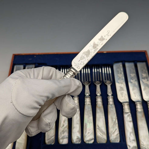 約 1890 年英國古董白色珍珠手柄甜點餐具 6 對含 Mappin 和 Webb 托盤