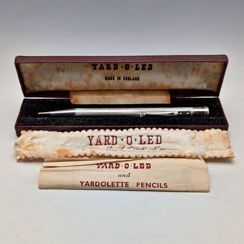 1955年 英国 ヤード・オ・レッド 純銀製 推進式ペンシル ケース入り
Lápiz mecánico de plata esterlina Yard-O-Led, Reino Unido, 1955, en su estuche.