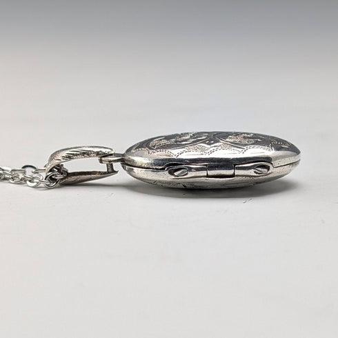 ヴィンテージ 純銀製 オーバル型ロケットペンダント 4.3g ネックレス付き