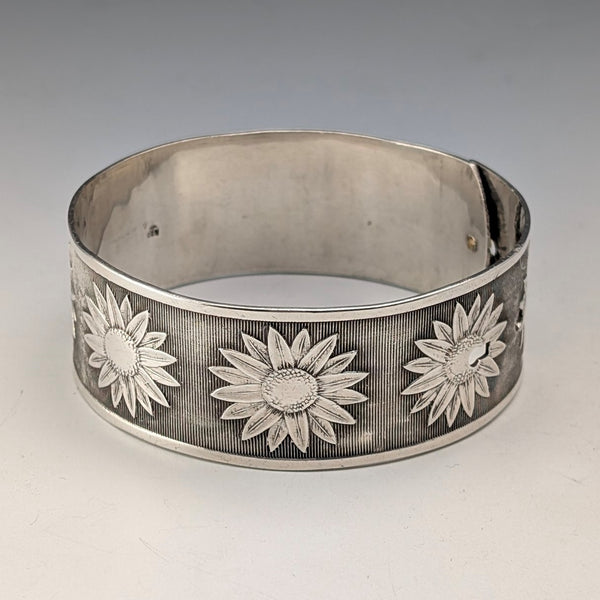 1945 British vintage sterling silver flower decorated bracelet 50g Joseph Smith