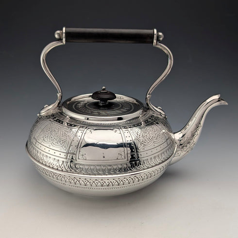 英国アンティーク シルバープレート製 ティーケトル ケルト風彫刻