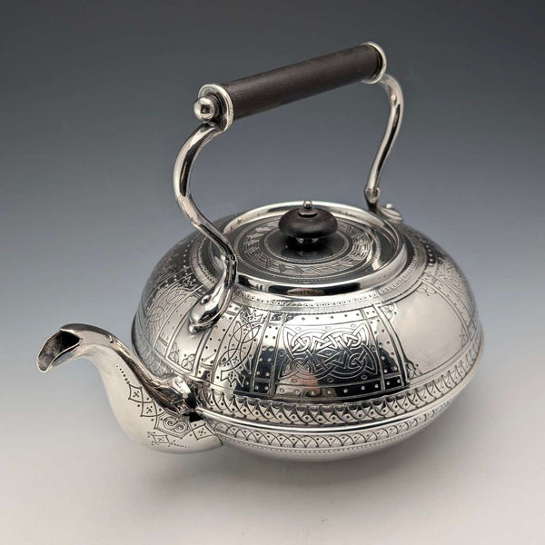 帶有凱爾特雕刻的古董英國鍍銀茶壺