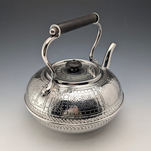 英国アンティーク シルバープレート製 ティーケトル ケルト風彫刻