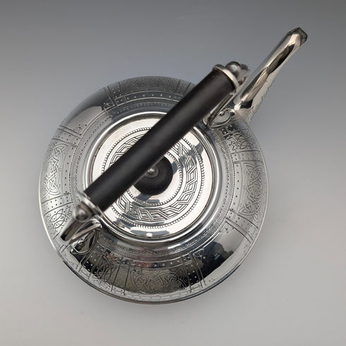 英国アンティーク シルバープレート製 ティーケトル ケルト風彫刻