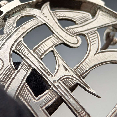アンティーク 純銀製 モノグラム装飾 丸型ブローチ
