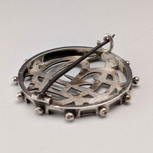 アンティーク 純銀製 モノグラム装飾 丸型ブローチ