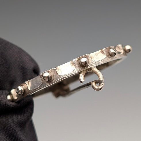 アンティーク 純銀製 モノグラム装飾 丸型ブローチ