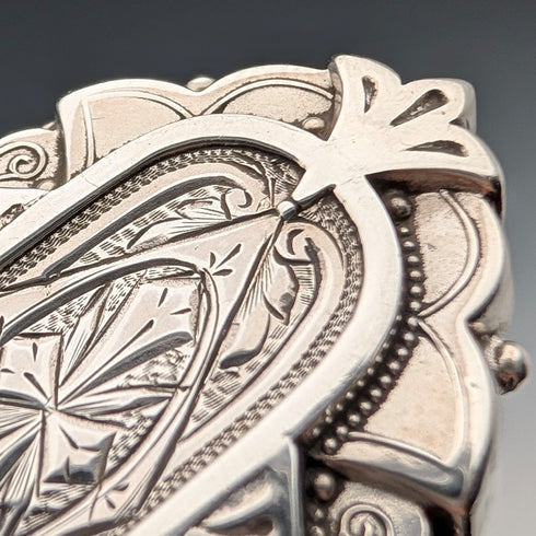 1880年 英国アンティーク 純銀製 細密彫刻 オーバル型ブローチ Alfred George Griffiths