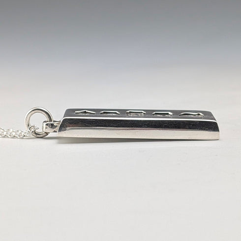 1977 年英國純銀禧年錠吊墜和純銀鍊,共 35 克,Carr's