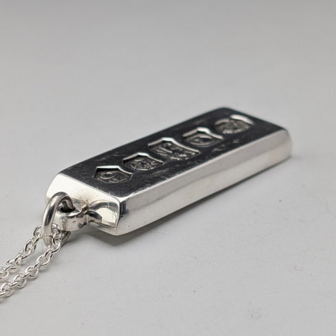 1977 年英國純銀禧年錠吊墜和純銀鍊,共 35 克,Carr's