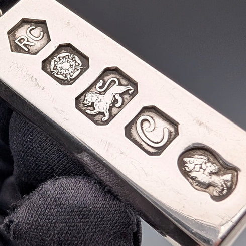 1977 年英國純銀禧年錠吊墜和純銀鍊,共 35 克,Carr's