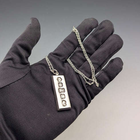 1977 年英國純銀禧年錠吊墜和純銀鍊,共 35 克,Carr's