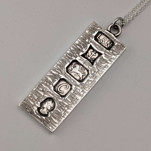 1977 British sterling silver jubilee ingot pendant and sterling silver chain, total 32g L&N
