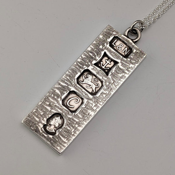 1977 年英國純銀禧年錠吊墜和純銀鍊,共重 32 克 L&N