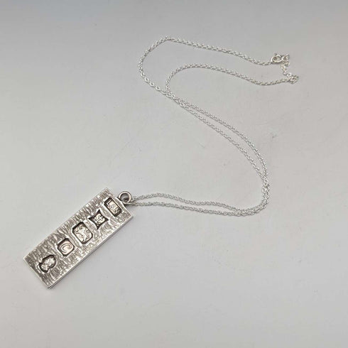 1977 British sterling silver jubilee ingot pendant and sterling silver chain, total 32g L&N