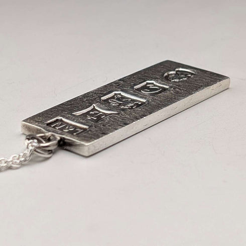 1977 British sterling silver jubilee ingot pendant and sterling silver chain, total 32g L&N